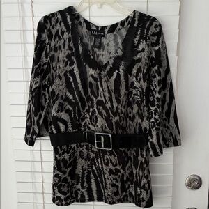 D.F.A. New York Vintage Animal Print Top SZ L Gray Black